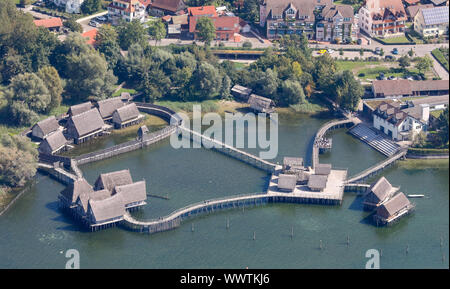 Il lago di Costanza, in Germania. Xvi Sep, 2019. 16 settembre 2019, Baden-Wuerttemberg, Unteruhldingen-Mühlhofen: visitatori stand su una piattaforma del lago Casa museo nel lago di Costanza. Foto scattata da un velivolo ultraleggero. Credito: dpa picture alliance/Alamy Live News Foto Stock