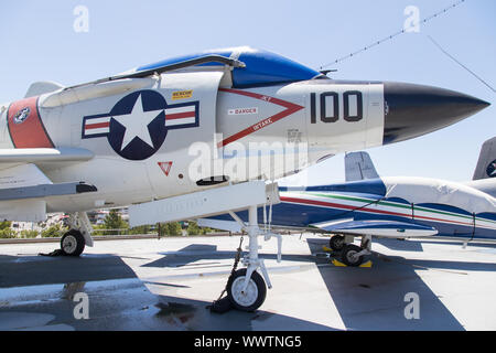 New York, Stati Uniti d'America - 11 Giugno 2019: McDonnell (F3H-2N) F-3B Demon aeromobili a Intrepid Sea, il Museo dell'aria e dello spazio Foto Stock