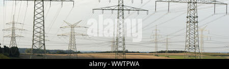 Panorama di molti ad alta tensione tralicci Foto Stock