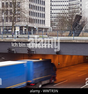 Etichetta Ich bin mitten drin (io sono nella spessa) in corrispondenza di un ponte autostradale A40, Essen, la zona della Ruhr, Germania Foto Stock