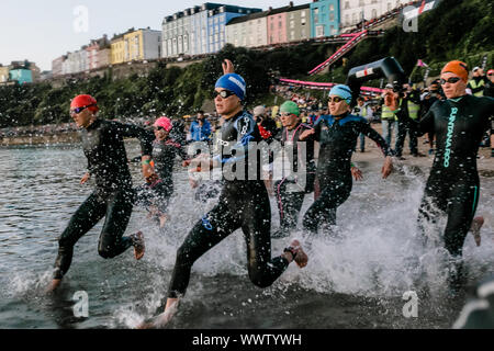 Professional womens swim start, Ironman Galles, Tenby, Galles, domenica 15 settembre 2019. Foto Stock