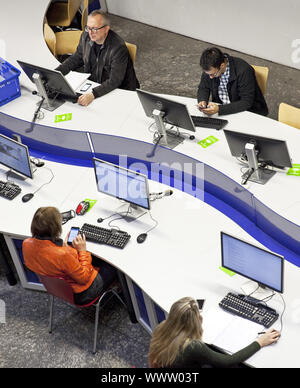 Persone nella libreria dell'Università della Ruhr di Bochum, Bochum, la zona della Ruhr, Germania, Europa Foto Stock