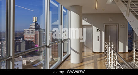 Vista di Dortmunder U Harenberg dal centro città di Dortmund, la zona della Ruhr, Germania, Europa Foto Stock