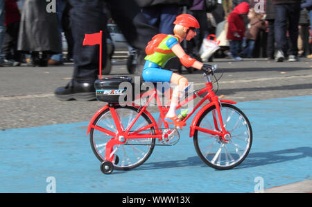 Foto di giocattolo in bicicletta sulla strada affollata Foto Stock
