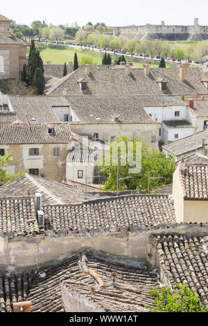 Classico tetto di tegole, Chinchon, comune spagnola famosa per la sua antica piazza medievale di colore verde, borgo medievale turismo Foto Stock