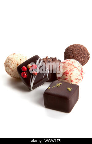 Raccolta di diverse praline di cioccolato isolato Foto Stock