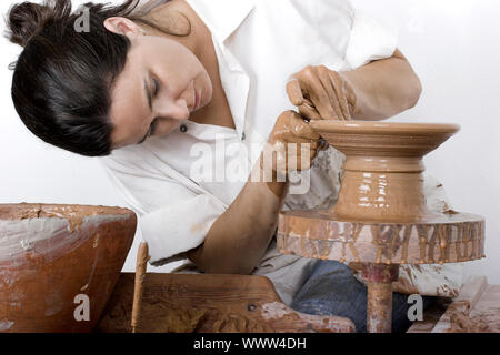 Immagine di un vasaio lavora un tornio del vasaio Foto Stock