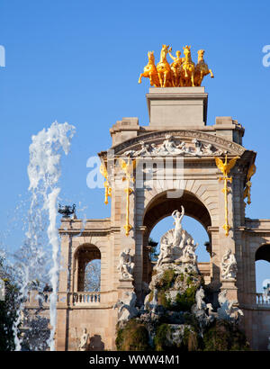 Barcellona ciudadela parco lago fontana con golden quadriga di Aurora Foto Stock