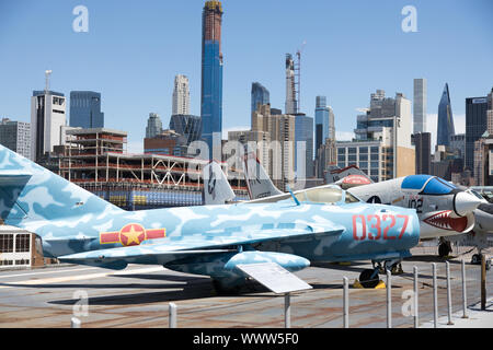 New York, Stati Uniti d'America - 11 Giugno 2019: Mikoyan Gurevich MiG-17 aerei russi Intrepid Sea, il Museo dell'aria e dello spazio Foto Stock