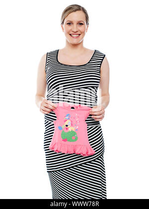 Giovane mamma che mostra rosa baby panno per fotocamera, isolato su bianco Foto Stock