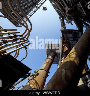 Altoforno 5 dal di sotto, Landschaftspark Duisburg Nord, Nord Reno-Westfalia, Germania, Europa Foto Stock