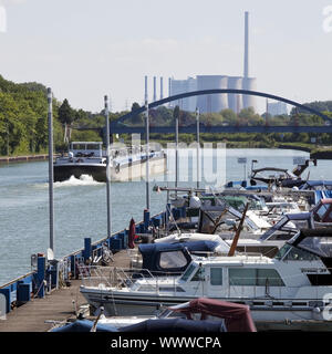 Nave da carico sul Datteln Hamm Canal con Marina Ruenthe, Bergkamen, zona della Ruhr, Germania, Europa Foto Stock