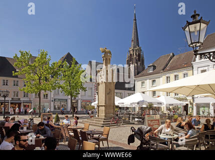 Altmarkt square, Moers, la zona della Ruhr, Renania settentrionale-Vestfalia, Germania, Europa Foto Stock