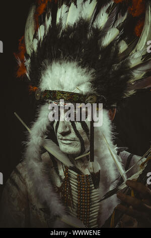 Aborigeni, American Indian con pennacchio di piume, ax e dipinti di guerra Foto Stock