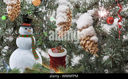 Sfondo di Natale : un pupazzo di neve e un sacco di regali. Foto Stock