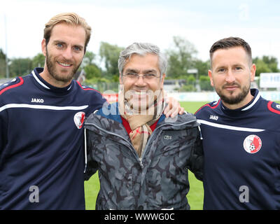 Co-Coach Ronny Emmel, atletico leader Mehmet Öztürk e Coach Markus Zschiesche ( tutti i Berliner AK) Foto Stock