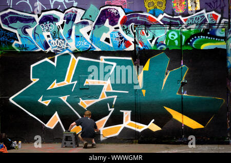 Londra, Inghilterra, Regno Unito. Graffiti artista al lavoro nel Undercroft sulla banca del sud Foto Stock