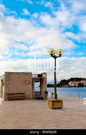 Ormeggio con lampione sul mare sullo sfondo. Pola Croazia Foto Stock