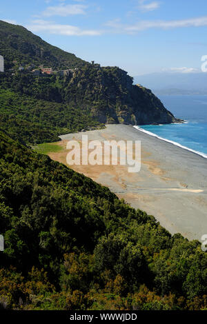 Nonza Hilltop Village e spiaggia paesaggio in Haute-Corse dipartimento Cap Corse Corsica del Nord della Francia. Foto Stock