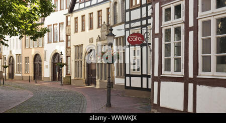 Fila di semi-case con travi di legno nella città vecchia, Museumszeile, Minden, Germania, Europa Foto Stock