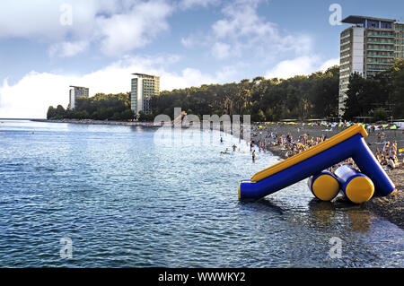 La spiaggia sulla costa del Mar Nero, Abkhazia. Foto Stock