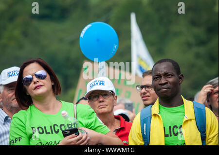 Pontida, Italia. Xv Sep, 2019. Le persone guardano su durante l'evento.La riunione annuale del populista del partito italiano. La lega in seguito al governo italiano la crisi e la perdita del ruolo del Campionato del leader, Matteo Salvini come ministero degli Interni, la riunione ha una particolare risonanza come anti-posizioni di governo sorge tra i sostenitori del partito. Credito: SOPA Immagini limitata/Alamy Live News Foto Stock