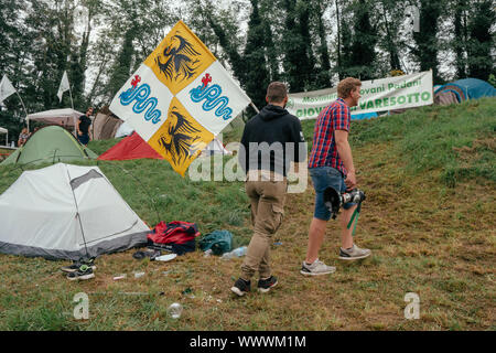 Pontida, Italia. Xv Sep, 2019. Un uomo hols un flag durante l'evento.La riunione annuale del populista del partito italiano. La lega in seguito al governo italiano la crisi e la perdita del ruolo del Campionato del leader, Matteo Salvini come ministero degli Interni, la riunione ha una particolare risonanza come anti-posizioni di governo sorge tra i sostenitori del partito. Credito: SOPA Immagini limitata/Alamy Live News Foto Stock