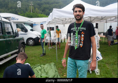 Pontida, Italia. Xv Sep, 2019. Un uomo in posa per una foto durante l'evento.La riunione annuale del populista del partito italiano. La lega in seguito al governo italiano la crisi e la perdita del ruolo del Campionato del leader, Matteo Salvini come ministero degli Interni, la riunione ha una particolare risonanza come anti-posizioni di governo sorge tra i sostenitori del partito. Credito: SOPA Immagini limitata/Alamy Live News Foto Stock