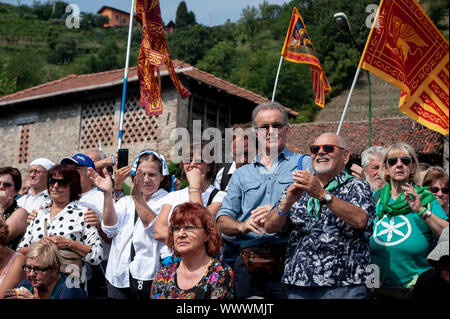 Pontida, Italia. Xv Sep, 2019. Le persone guardano su durante l'evento.La riunione annuale del populista del partito italiano. La lega in seguito al governo italiano la crisi e la perdita del ruolo del Campionato del leader, Matteo Salvini come ministero degli Interni, la riunione ha una particolare risonanza come anti-posizioni di governo sorge tra i sostenitori del partito. Credito: SOPA Immagini limitata/Alamy Live News Foto Stock