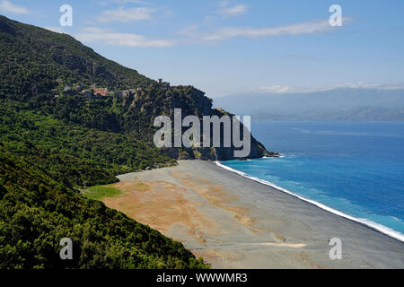 Nonza Hilltop Village e spiaggia paesaggio in Haute-Corse dipartimento Cap Corse Corsica del Nord della Francia. Foto Stock