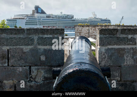 Una merlatura montato muso cannone carico puntando a una nave da crociera presso il Royal Naval Dockyard, Bermuda Foto Stock