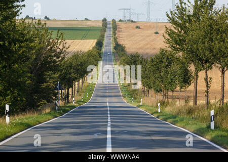 Strada di campagna routing diritta Foto Stock