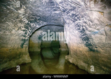 Parzialmente allagato le grotte sotterranee catacomba Foto Stock