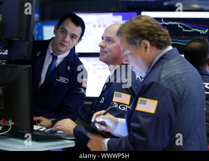 New York, Stati Uniti d'America. Xvi Sep, 2019. Gli operatori lavorano sul pavimento del New York Stock Exchange su Wall Street a New York City il lunedì, 16 settembre 2019. Credito: UPI/Alamy Live News Foto Stock