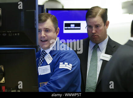 New York, Stati Uniti d'America. Xvi Sep, 2019. Gli operatori lavorano sul pavimento del New York Stock Exchange su Wall Street a New York City il lunedì, 16 settembre 2019. Credito: UPI/Alamy Live News Foto Stock