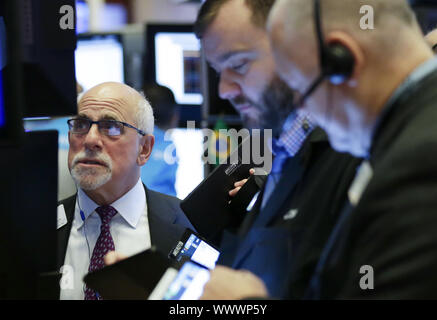 New York, Stati Uniti d'America. Xvi Sep, 2019. Gli operatori lavorano sul pavimento del New York Stock Exchange su Wall Street a New York City il lunedì, 16 settembre 2019. Credito: UPI/Alamy Live News Foto Stock