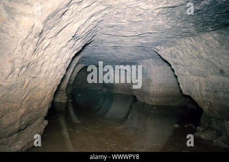 Parzialmente allagato le grotte sotterranee catacomba Foto Stock