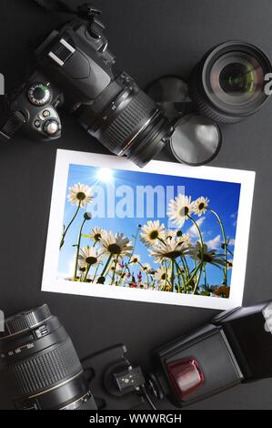 Fotocamera e una lente su nero mostra fotografo still life Foto Stock