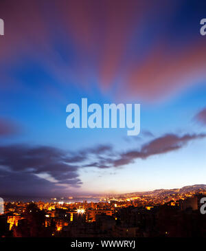 La città di notte paesaggio, grande città cityscape, rosa estate tramonto bellissimo cielo natura sfondo, Beirut skyline di notte, scenic mar Mediterraneo Foto Stock