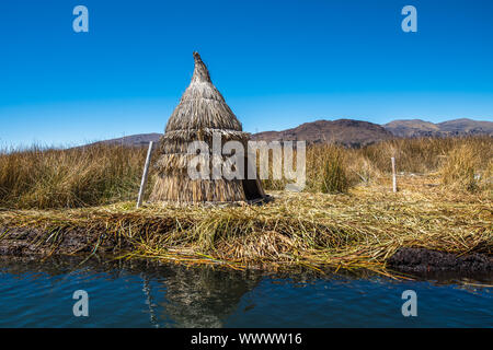 Totora reed capanne su un manmade isola galleggiante, il lago Titicaca, Perù Foto Stock