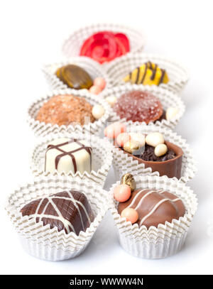 Cioccolatini assortiti Candy nel cestino per la carta Foto Stock