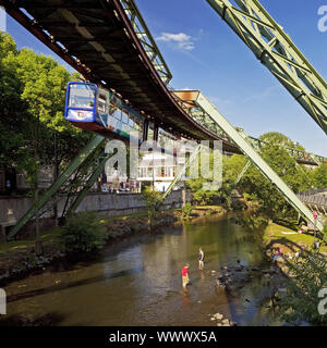 Wuppertal ferroviaria di sospensione su fiume Wupper nella città di Wuppertal, Germania, Europa Foto Stock