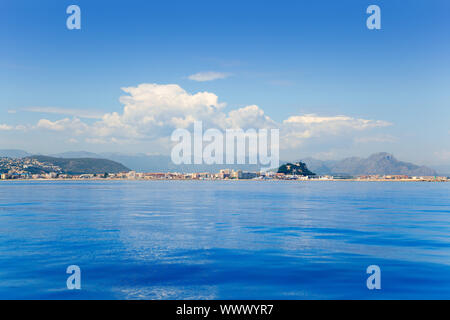 Alicante Denia vista dalla calma blu mare Mediterraneo in Spagna Foto Stock