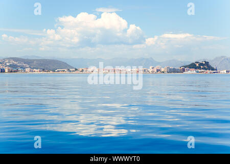 Alicante Denia vista dalla calma blu mare Mediterraneo in Spagna Foto Stock