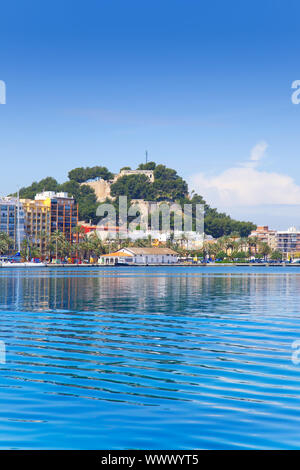 Alicante Denia vista dalla calma blu mare Mediterraneo in Spagna Foto Stock