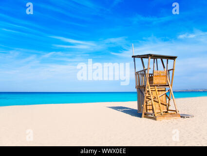 Formentera Llevant beach lifeguard house di sabbia bianca e turchese acqua idilliaco Foto Stock