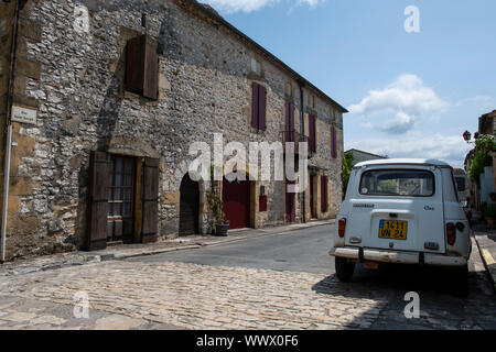 Bastide Case e Renault 4, Monpazier, Dordogna Foto Stock