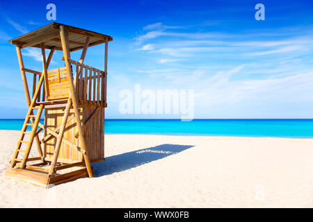 Formentera Llevant beach lifeguard house di sabbia bianca e turchese acqua idilliaco Foto Stock
