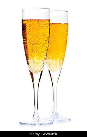 Completa di due flauti champagne isolato su sfondo bianco Foto Stock