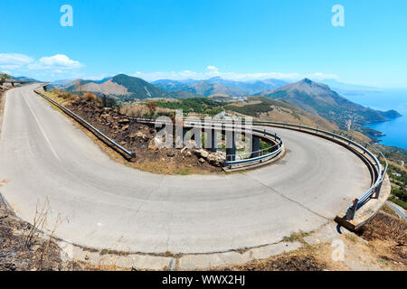 Strada alla statua del Cristo Redentore, Maratea, Italia Foto Stock